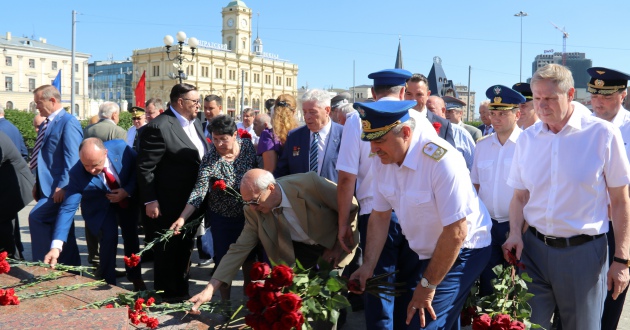 Возложение цветов к памятнику первому Министру путей сообщения Российской империи П.П. Мельникову