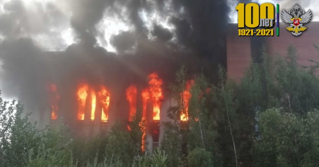 В тушении пожара в цехе по производству свечей в Санкт-Петербурге задействованы пожарные поезда ФГП ВО ЖДТ России