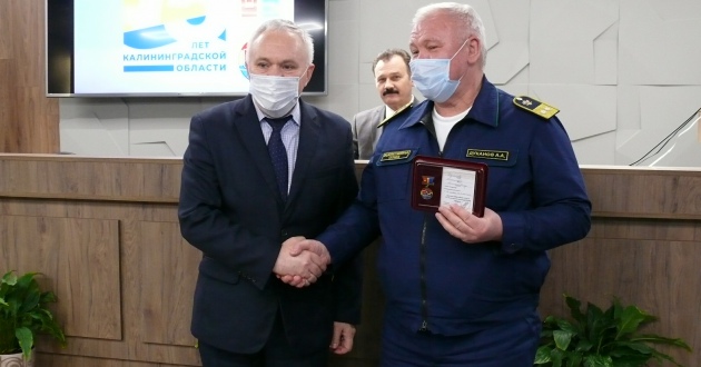 Вручение юбилейной медали А.А. Дуканову - директору филиала ФГП ВО ЖДТ России на Калининградской ж.д.